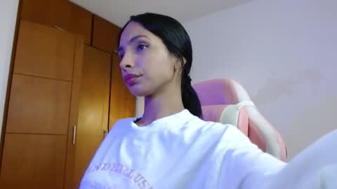 AnnaS online show from 11-22-25, 04:55