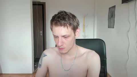 Snapshot of annonimsick chatting on 12-20-25, 10:33 online show from 12-20-25, 10:33