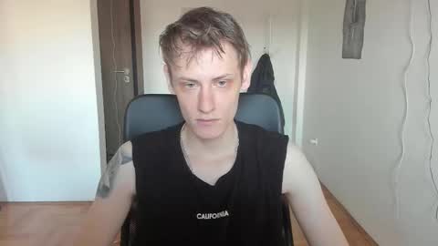 Snapshot of annonimsick chatting on 12-22-25, 01:52 online show from 12-22-25, 01:52