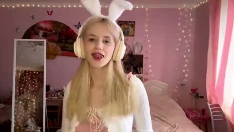 Snapshot of annrosy chatting on 04-24-26, 06:38 Hello my name is Kate online show from 04-24-26, 06:38