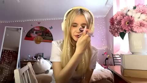 Snapshot of annrosy chatting on 05-01-26, 07:35 Hello my name is Kate online show from 05-01-26, 07:35