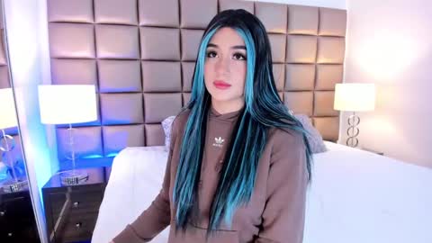 Snapshot of annyhizzle chatting on 02-17-25, 09:30 online show from 02-17-25, 09:30