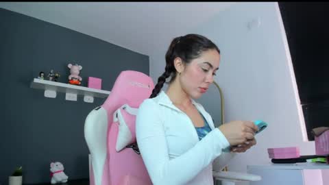 Snapshot of antonella_28_ chatting on 06-19-26, 12:37 Antonella online show from 06-19-26, 12:37