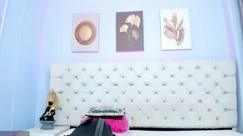 Snapshot of antonella_hotkiss chatting on 02-19-25, 03:39 Antonella online show from 02-19-25, 03:39