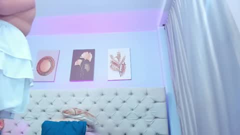 Snapshot of antonella_hotkiss chatting on 02-20-25, 04:18 Antonella online show from 02-20-25, 04:18