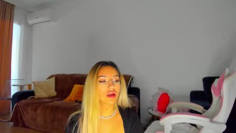 Snapshot of anya_belle_ chatting on 01-11-26, 07:02 Anya online show from 01-11-26, 07:02