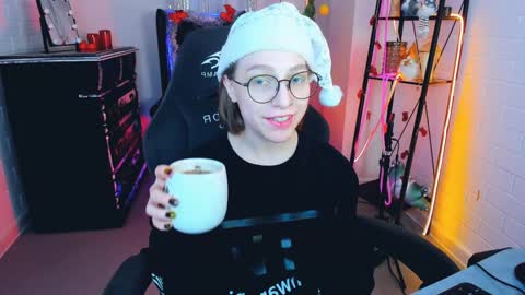 Snapshot of aphexqueen chatting on 12-25-24, 03:06 APHEX QUEEN online show from 12-25-24, 03:06