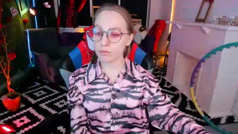 Snapshot of aphexqueen chatting on 03-11-25, 12:17 APHEX QUEEN online show from 03-11-25, 12:17