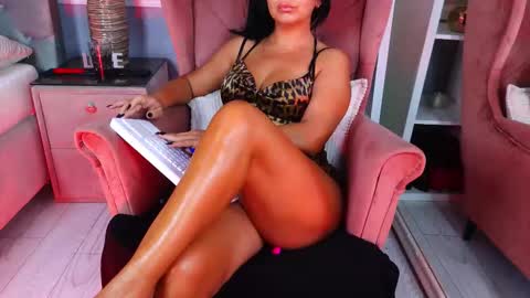 Snapshot of aqueenmonica chatting on 09-19-25, 06:37 AQueenMonica online show from 09-19-25, 06:37