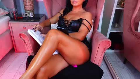 Snapshot of aqueenmonica chatting on 09-19-25, 06:41 AQueenMonica online show from 09-19-25, 06:41