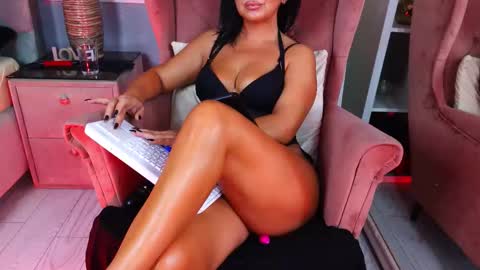 Snapshot of aqueenmonica chatting on 09-25-25, 10:41 AQueenMonica online show from 09-25-25, 10:41