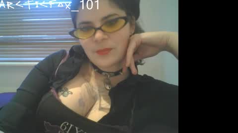 Snapshot of arcticfox_101 chatting on 03-21-26, 05:27 Daisy online show from 03-21-26, 05:27