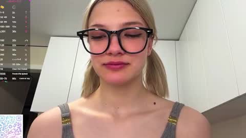 Caroline online show from 06-10-26, 04:17