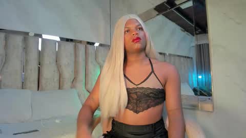 ariana_grande233 online show from 03-03-26, 11:38