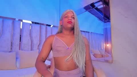 ariana_grande233 online show from 04-15-26, 11:39