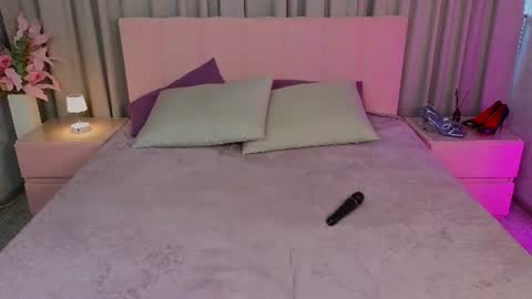 Snapshot of ariana_petite chatting on 07-22-26, 01:08 Ariana online show from 07-22-26, 01:08