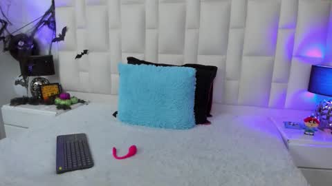  ariana  online show from 10-24-25, 05:09