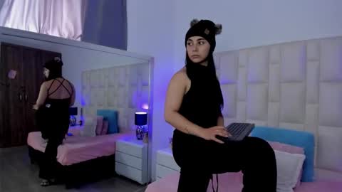  ariana  online show from 11-29-25, 05:38