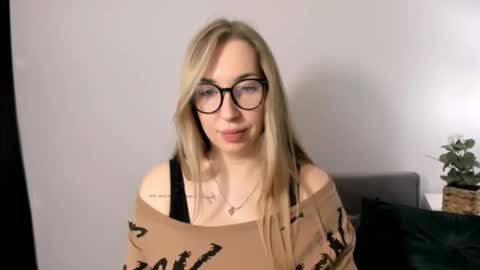 Snapshot of ariaswan chatting on 03-20-26, 08:08 Aria online show from 03-20-26, 08:08