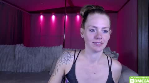 Snapshot of ariellendour chatting on 02-10-25, 04:19 Arielle NDour online show from 02-10-25, 04:19