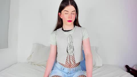 Snapshot of arielmishel chatting on 10-31-25, 10:16 Ariel Mishel online show from 10-31-25, 10:16