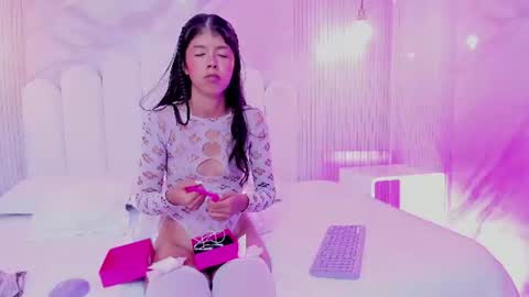 Snapshot of arietta_skinny chatting on 06-22-26, 02:47 Arietta online show from 06-22-26, 02:47