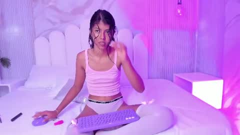 Snapshot of arietta_skinny chatting on 06-26-26, 03:05 Arietta online show from 06-26-26, 03:05