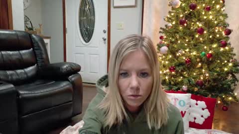 Snapshot of armyvet1991 chatting on 12-17-24, 10:54 Samantha - Sammie online show from 12-17-24, 10:54