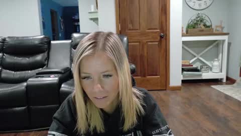 Snapshot of armyvet1991 chatting on 01-23-25, 01:35 Samantha - Sammie online show from 01-23-25, 01:35