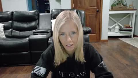 Snapshot of armyvet1991 chatting on 02-14-25, 01:29 Samantha - Sammie online show from 02-14-25, 01:29