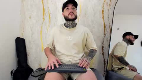 Snapshot of aronwade chatting on 10-30-25, 05:31 Aron online show from 10-30-25, 05:31