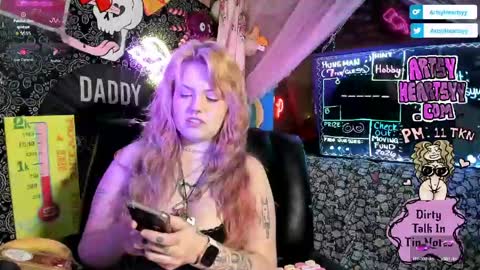 Snapshot of artsyheartsyy chatting on 04-30-26, 01:34 ArtsyHeartsyy online show from 04-30-26, 01:34