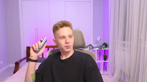 Snapshot of artycropp chatting on 12-30-24, 05:15 Archie online show from 12-30-24, 05:15