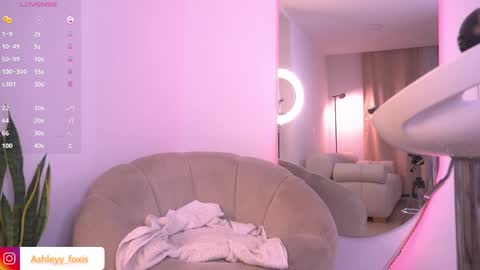 Snapshot of ashleyyfox_ chatting on 02-14-25, 04:04 Ashley Fox online show from 02-14-25, 04:04
