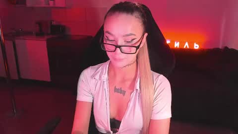 Mila online show from 05-15-26, 04:52