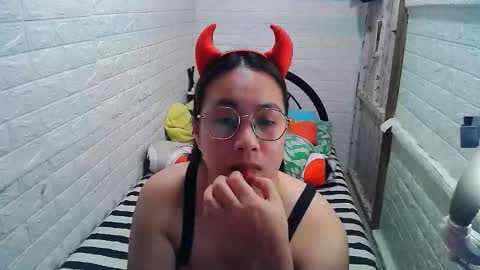 Snapshot of asian_sexydimples chatting on 11-02-25, 11:34 Trixie online show from 11-02-25, 11:34