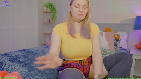 Asiri   pronounced Ah-siri Please no nicknames   3 online show from 04-02-26, 04:04