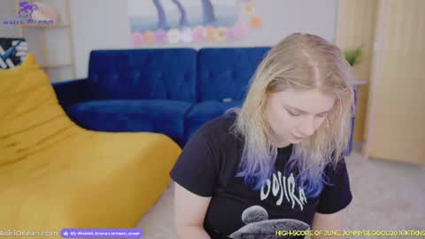 Snapshot of asiri_ocean chatting on 06-11-26, 01:20 Asiri pronounced Ah-siri Please no nicknames 3 online show from 06-11-26, 01:20