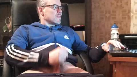 Snapshot of asterion51 chatting on 12-19-25, 05:31 asterion51 online show from 12-19-25, 05:31