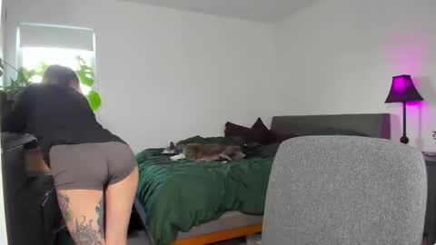 Snapshot of astridluxe chatting on 01-06-25, 08:18 Astrid Luxe online show from 01-06-25, 08:18