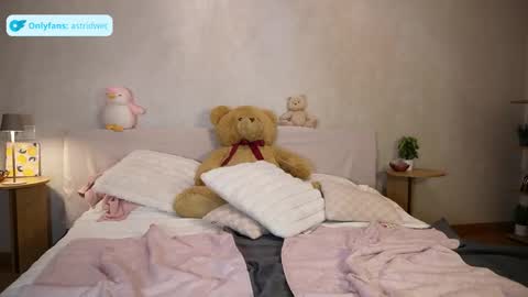 Snapshot of astridwet chatting on 05-19-26, 02:56 Astrid online show from 05-19-26, 02:56