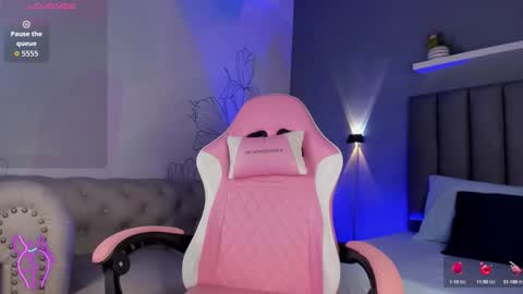 Snapshot of atenea_jones_ chatting on 10-14-25, 02:18 Atenea online show from 10-14-25, 02:18