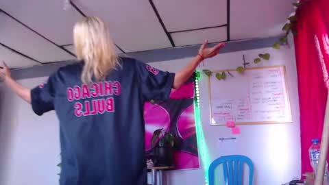 Snapshot of ateneasairce chatting on 12-05-25, 12:58 Atenea online show from 12-05-25, 12:58