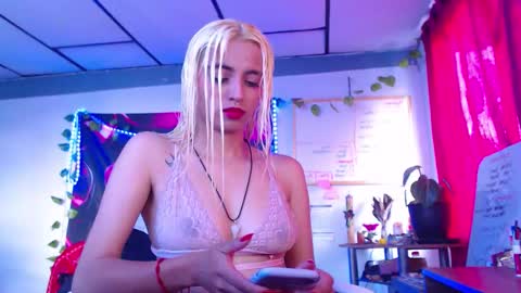 Snapshot of ateneasairce chatting on 12-16-25, 02:33 Atenea online show from 12-16-25, 02:33