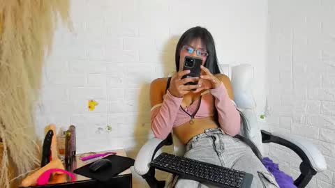 Monii Yi online show from 11-14-25, 06:34