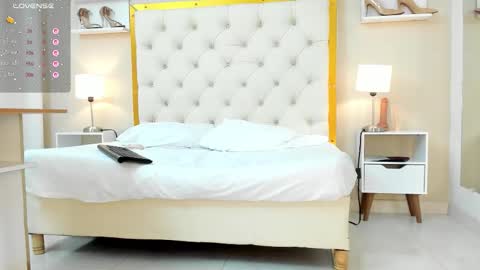 Aura sanders online show from 10-27-25, 12:20