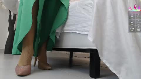 Aura sanders online show from 12-17-25, 12:00