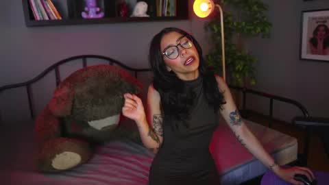  A U R A           online show from 11-10-25, 03:49