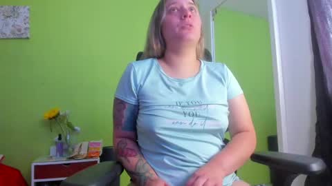 Snapshot of auradivina2 chatting on 06-08-26, 05:02 Aura Divina online show from 06-08-26, 05:02