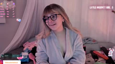 Snapshot of aurora_blaack chatting on 11-19-25, 04:01 val online show from 11-19-25, 04:01